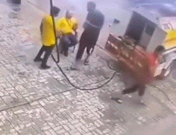 女孩去纹身结果喜欢上了纹身师,陪老婆去纹身