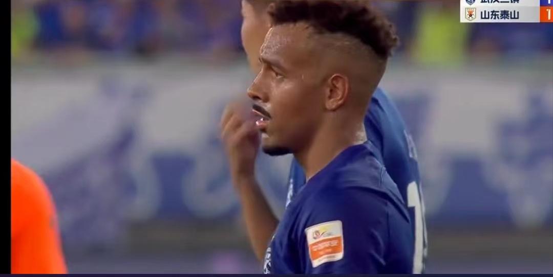 剪刀脚都不判！吃亏的总是三镇！鄂媒：裁判和泰山联手欺负三镇