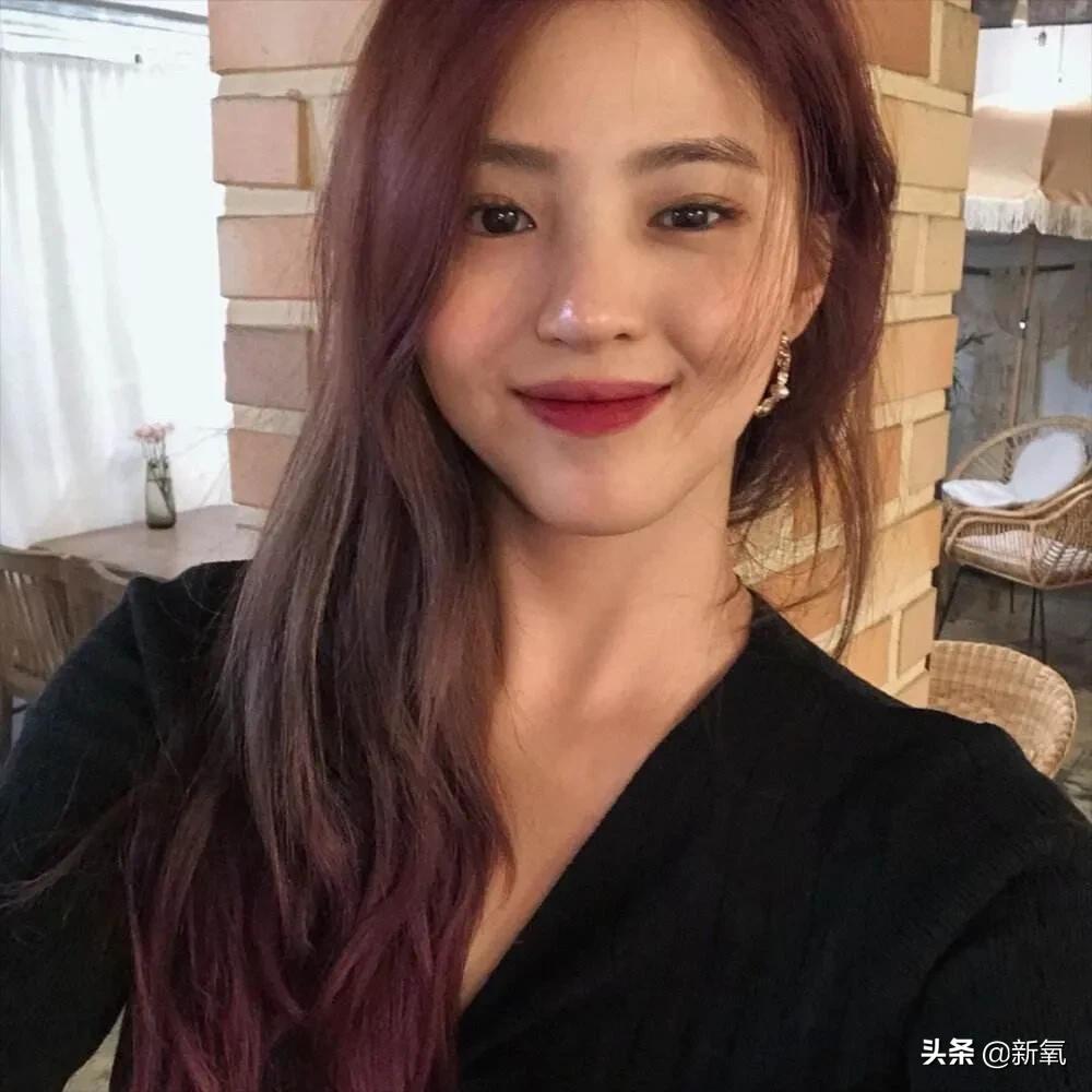 韩素希下颌拐点高,高颧骨韩素希