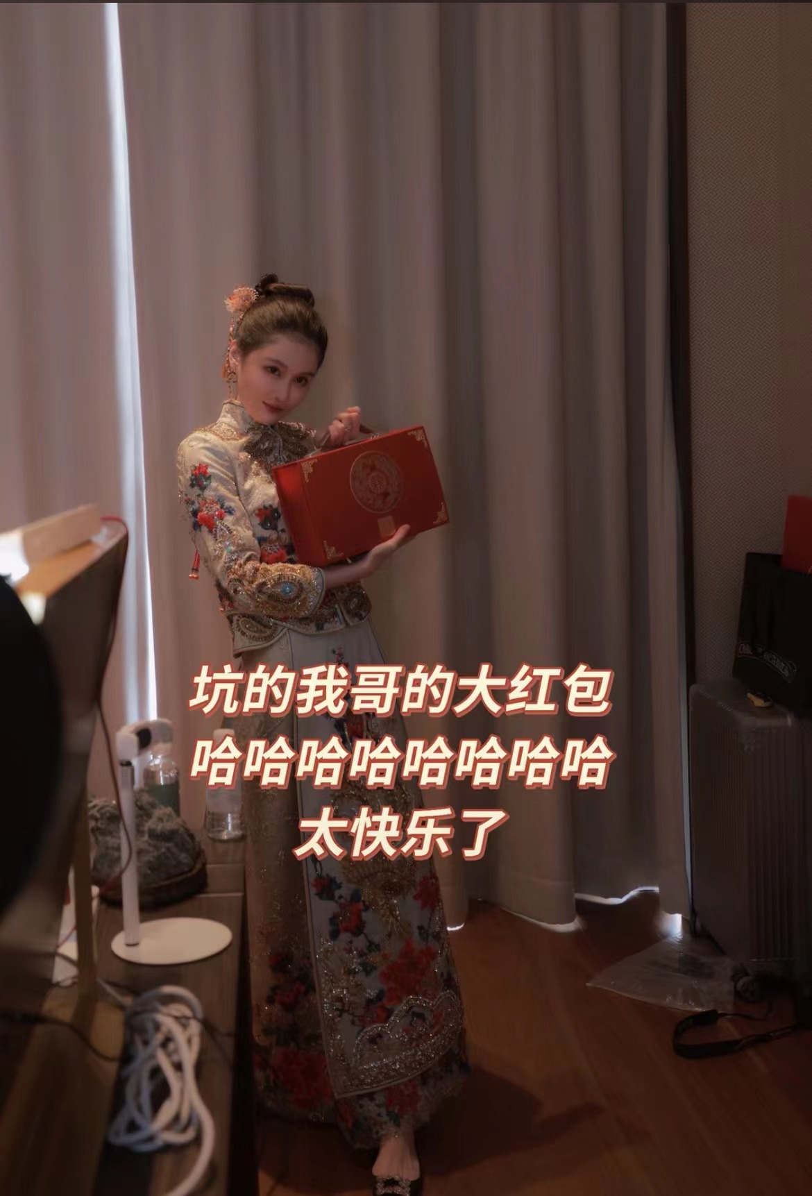 赵本山女儿婚礼照曝光!超大婚戒价值不菲,马丽娟戴帝王翡翠出席