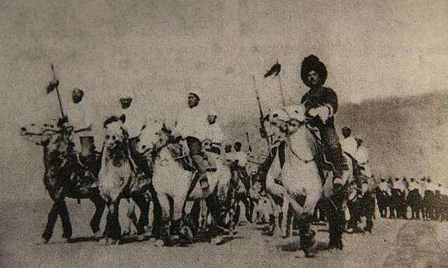 第4军遭马家军包围，炮兵急中生智：炮轰穿蓝毛衣的人！果然脱险