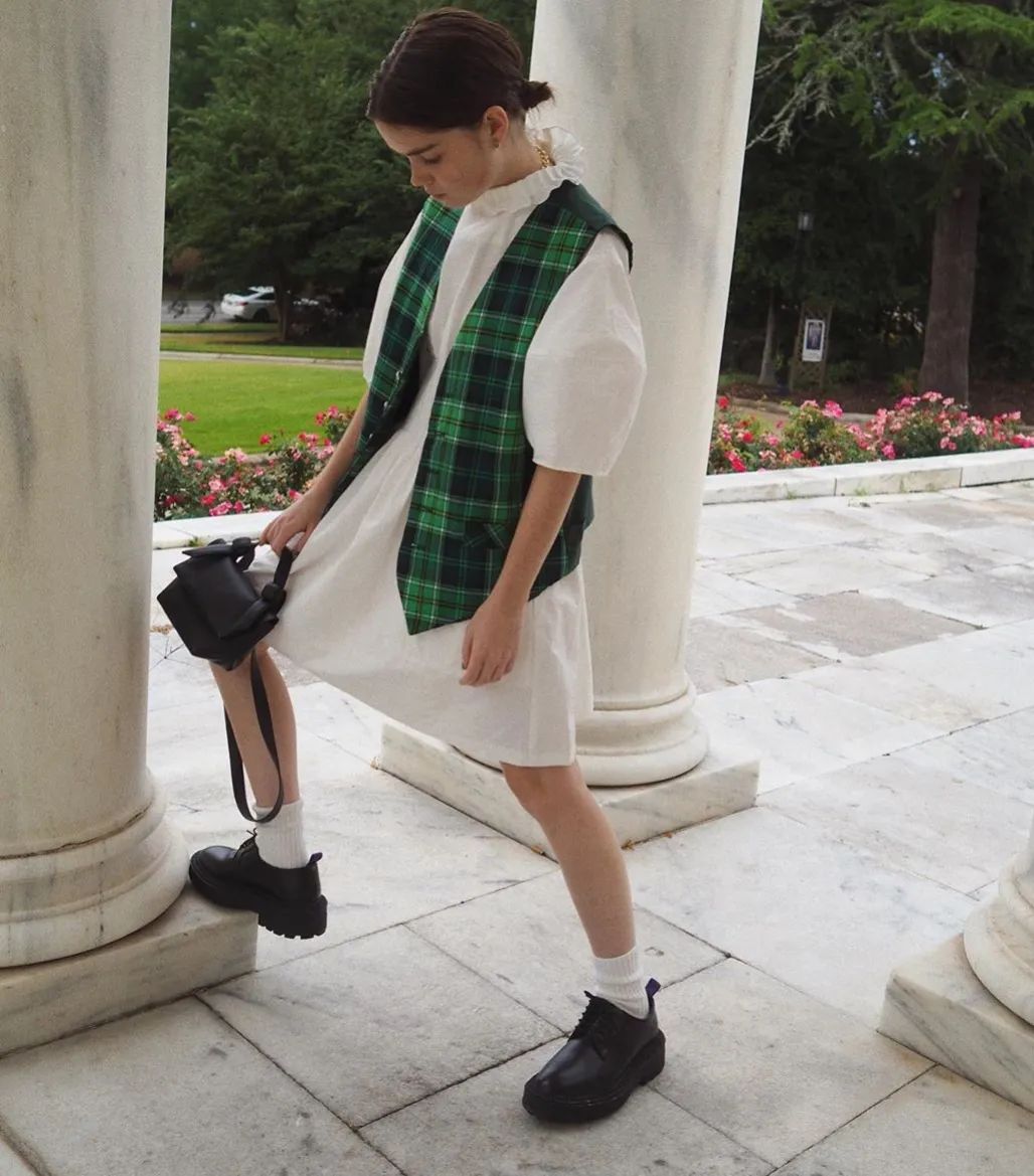 秋日马甲穿搭的n种,春天咖色格子针织马甲怎么搭配