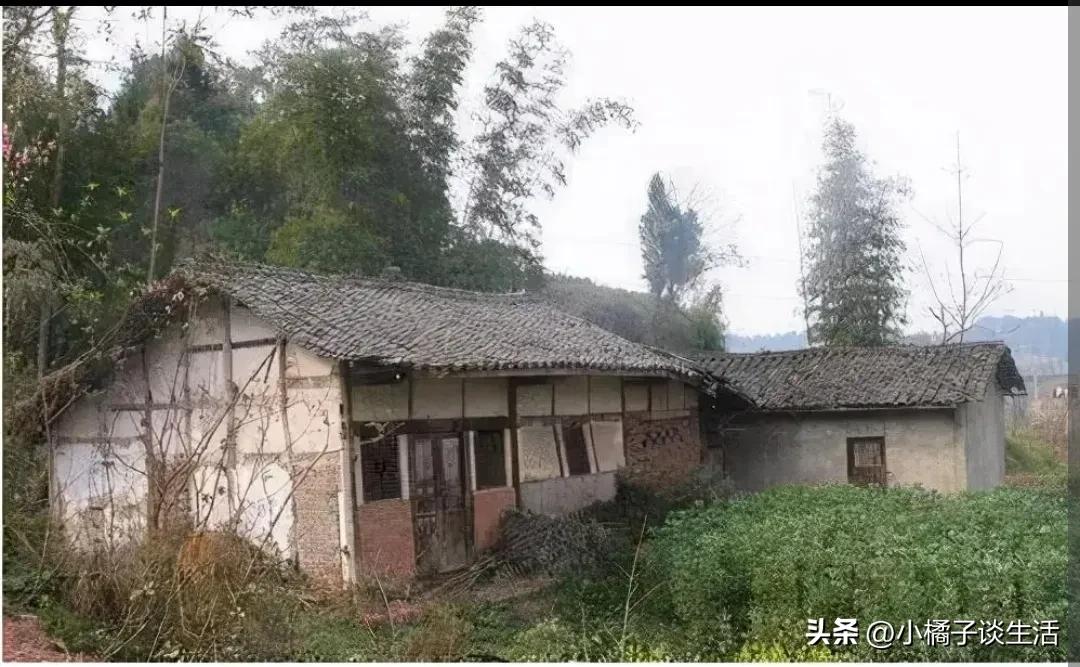 建房不怕门前坟成堆就怕屋后有坟,农村自建房顶落水口讲究