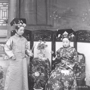 高清老照片：旗人格格大腿岔开豪放洗衣，地主三妻四妾不输女明星