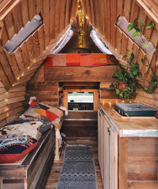 两位情侣在森林中搭个帐篷,一对情侣在大山深处打造的家