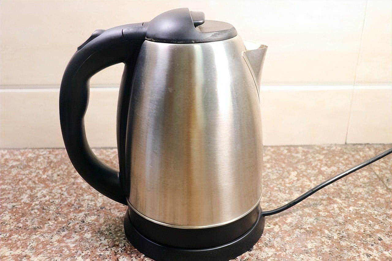 喝电热水壶烧的水对身体危害多少,电热水壶烧的水经常喝对人有害吗