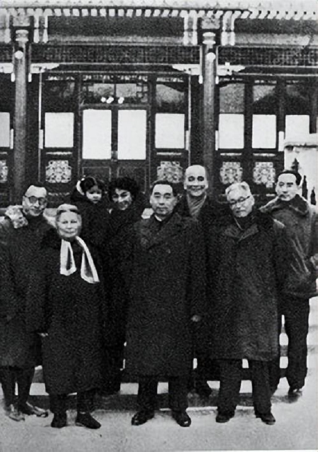 周总理去世前不断望向门口，护士疑问，后来才知他在等妻子*颖超邓**