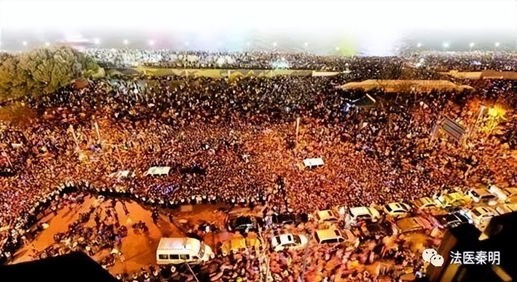 韩国万圣节踩踏事件的原因是什么,韩国万圣节踩踏事件有中国人吗