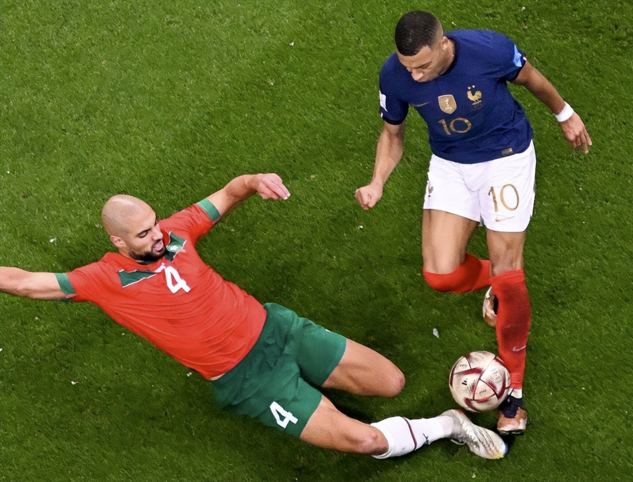 姆巴佩罚丢点球巴黎人反应,姆巴佩遭凶狠飞铲