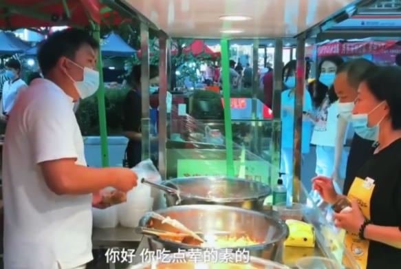 华中师范大学研究生,在夜市摆摊卖鸡爪,只因学了“天坑”专业