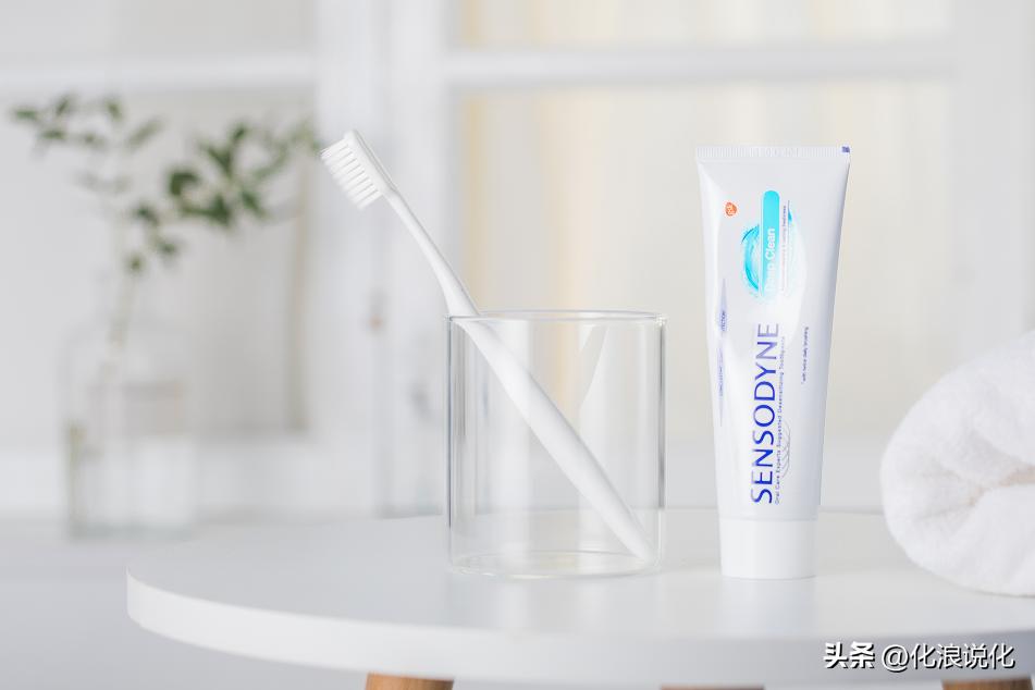 为什么牙膏的尾部有的颜色不一样,为什么有的牙膏上有黑色条纹