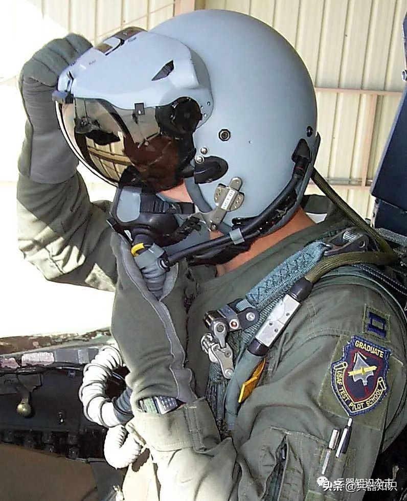 美军F-16战斗机将配备“蝎子”头盔显示器
