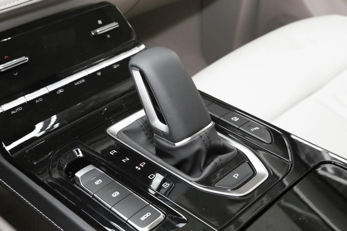 手握12万选家用车，要空间大，还要舒适，本田、五菱谁更懂国人？