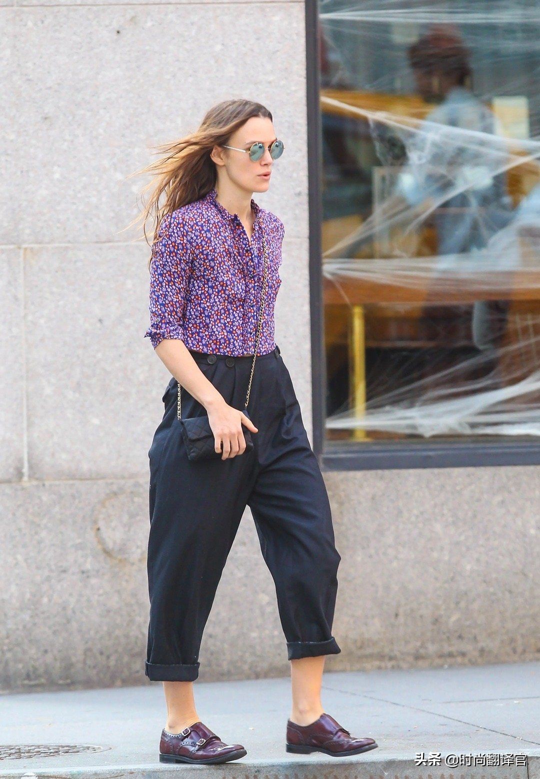 看了这位英伦玫瑰的小腿，我才明白为什么她偏爱锥形裤和长裙