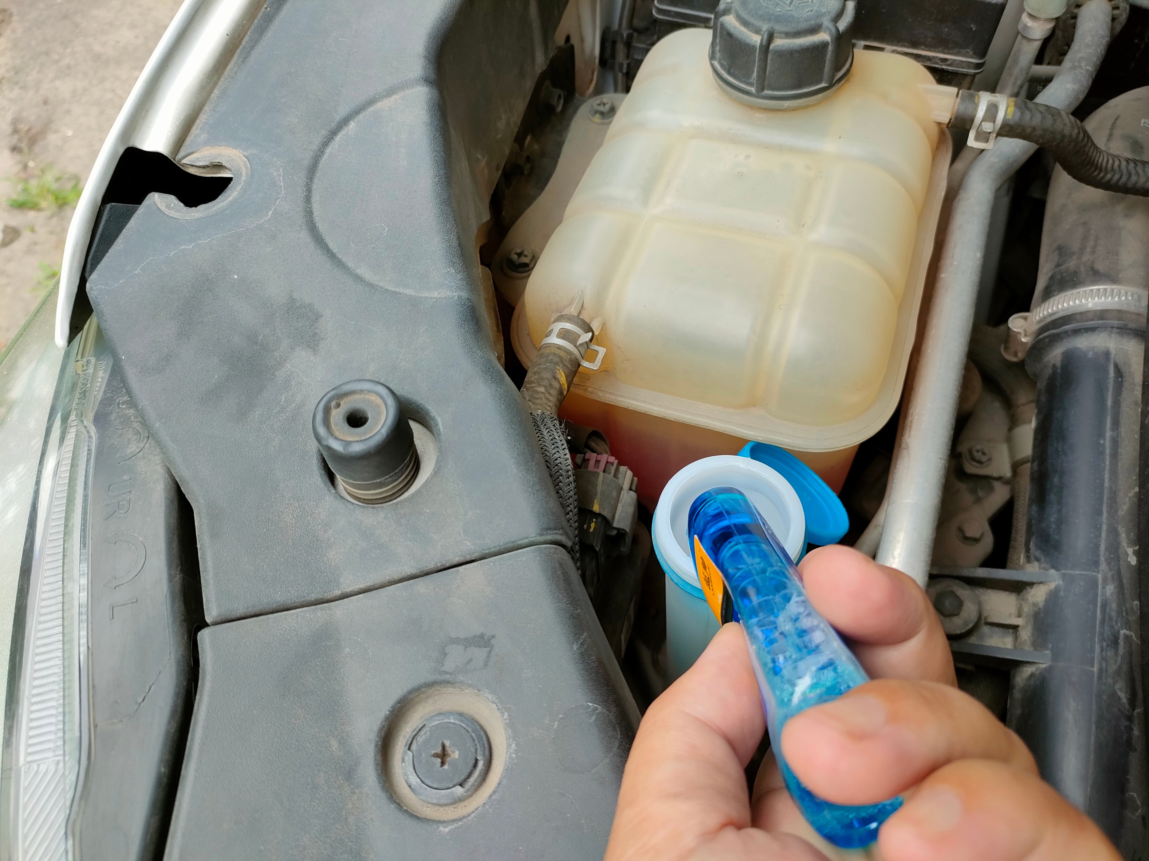 自制夏季玻璃水最佳配方不伤车,如何自制汽车玻璃水清洁效果好