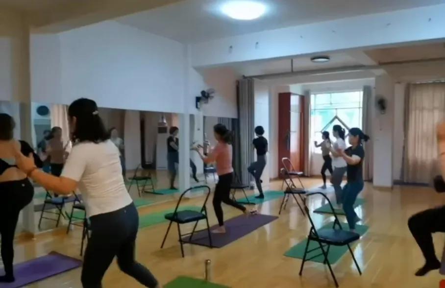 练瑜伽要去瑜伽馆还是自己练,练瑜伽是去瑜伽馆好还是健身房呢