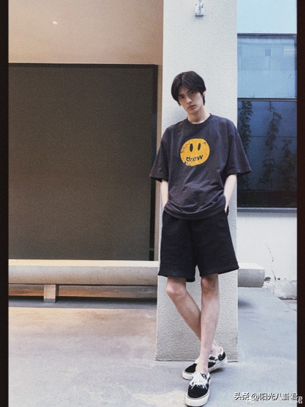 双腿细似竹竿，体型堪比纸片，内娱男星的审美真是太“畸形”了