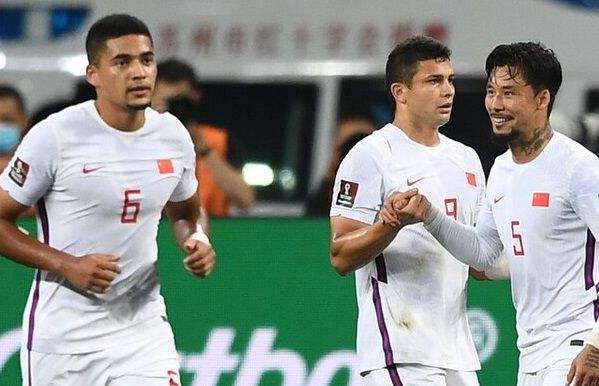 国足战沙特张玉宁过人,12强赛沙特男足张玉宁