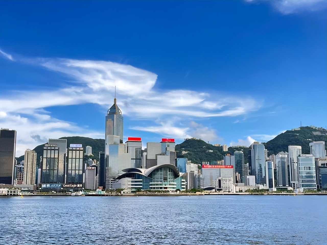 1997年香港回归场景：彭定康仰天含泪，“港督”女儿哭得难以自拔