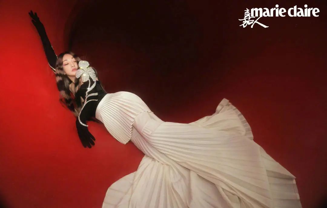 赵丽颖一头红发绚丽吸睛,赵丽颖红发造型