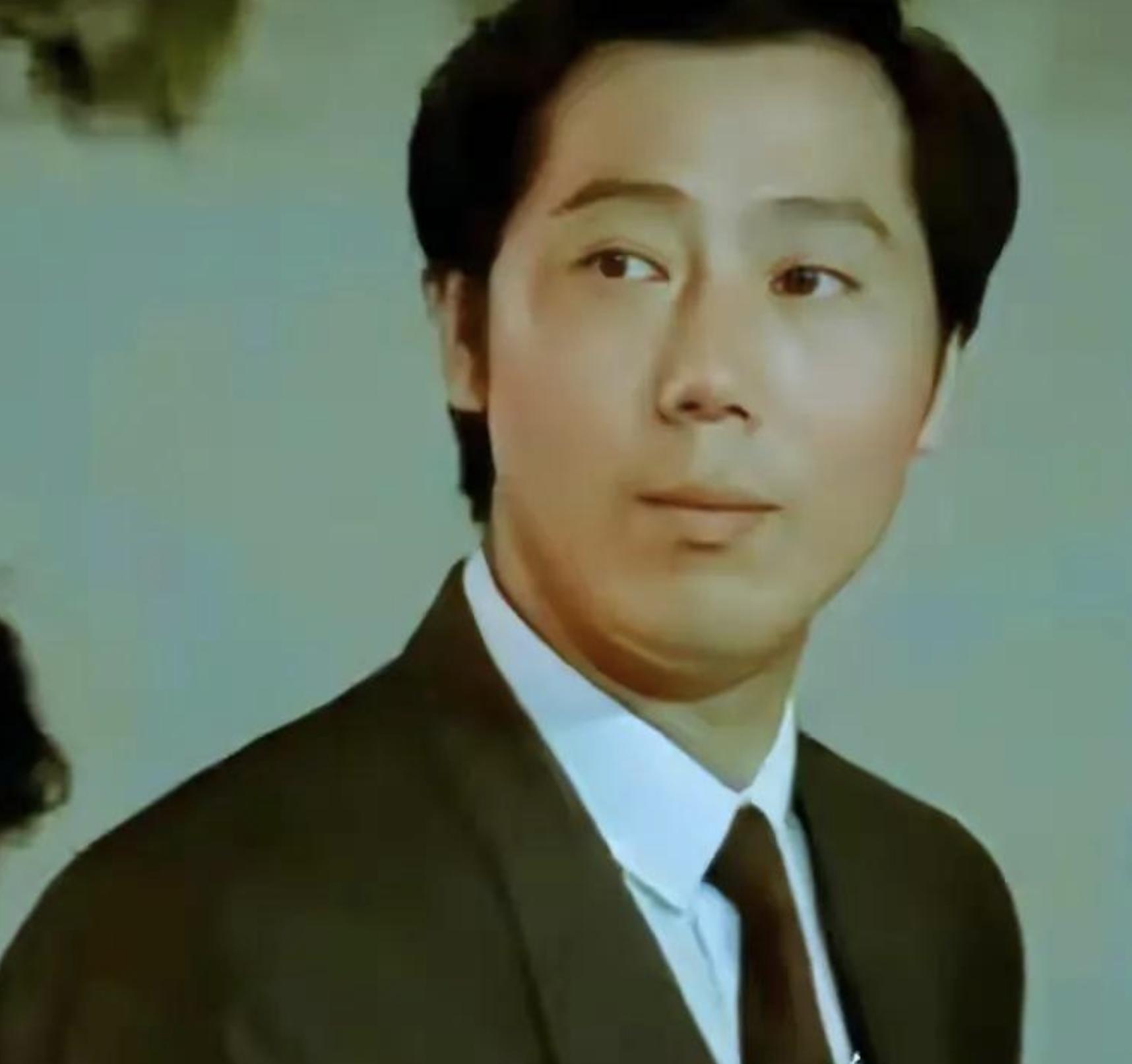 自己住豪宅娶娇妻，却对儿子30年不闻不问，晚年欲买豪车劝子回家