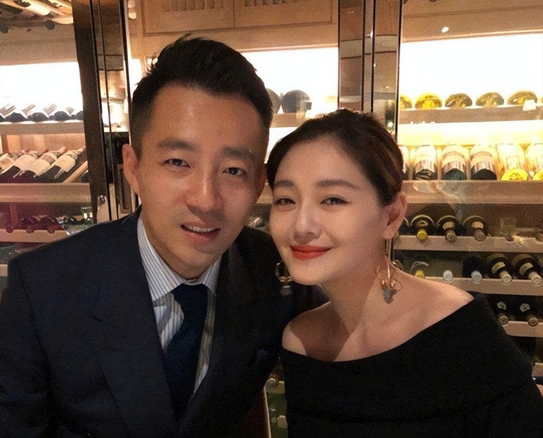 大S具俊晔还床垫画面曝光，200万床垫上有超大块血渍引围观