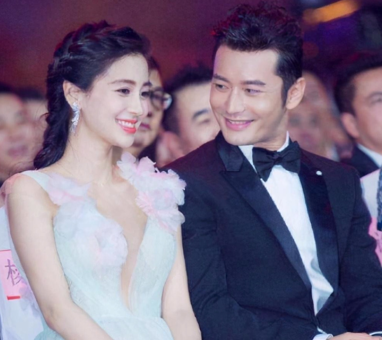 新恋情！黄晓明摸女友屁股带她回家，女方身份疑曝光曾与baby合影