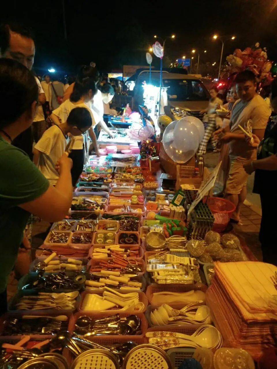 地摊日入9000？普工一年涨薪5元，年轻人逃离工厂是明智选择吗？