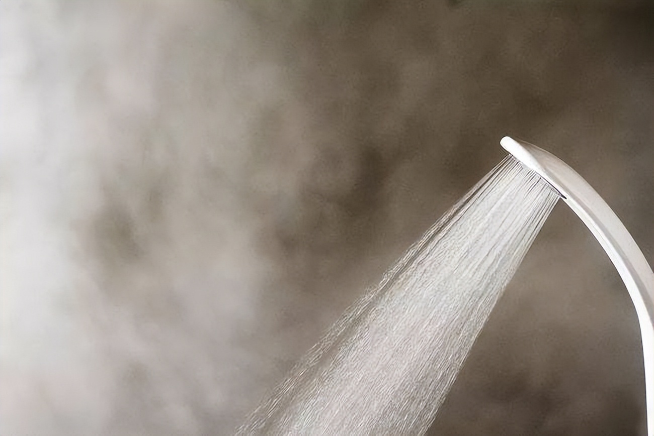 初冬已至，寒意渐浓用康纳热水器浴见温暖舒适生活