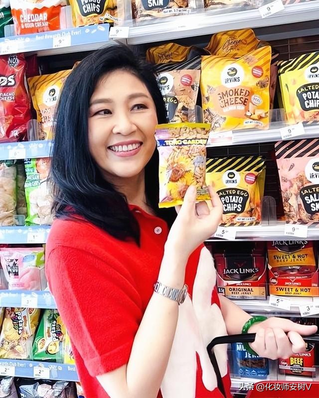 50岁英拉近照曝光,52岁英拉最近照片