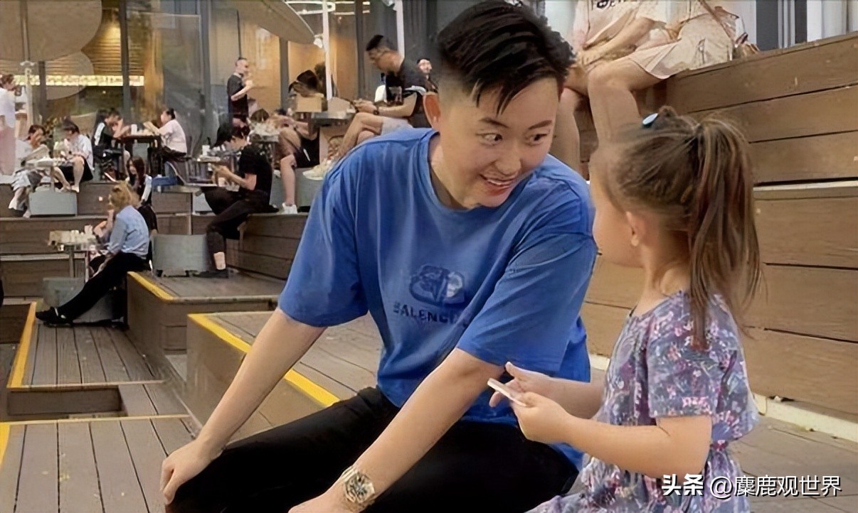 女高管重金生下混血宝宝,未婚妈妈生下3胞胎需要多少钱