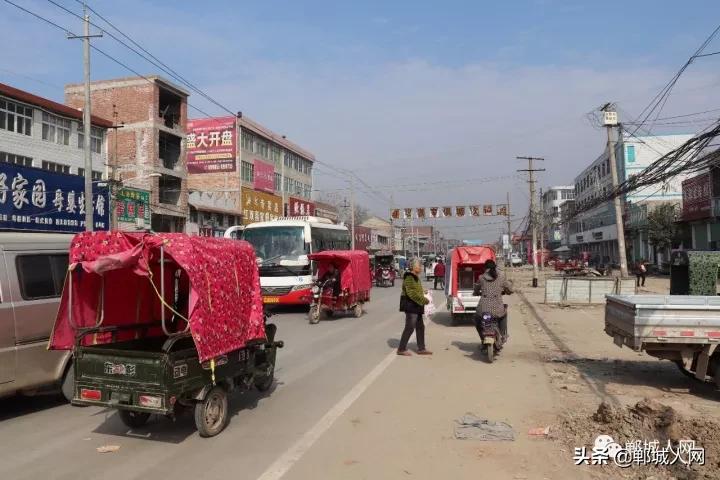 郸城这个镇路中间立匹马!繁荣景象,小妮来白马惊呆了