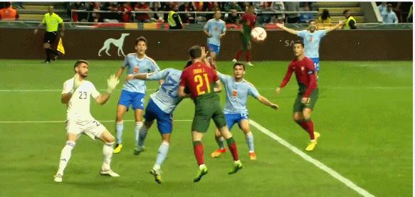 又来搞笑！C罗门前3米空位调整3秒，卯足力气一脚踢空，帅气逼人