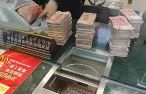 银行错转500万钱被花完会被判几年,银行里的钱被转走银行赔吗