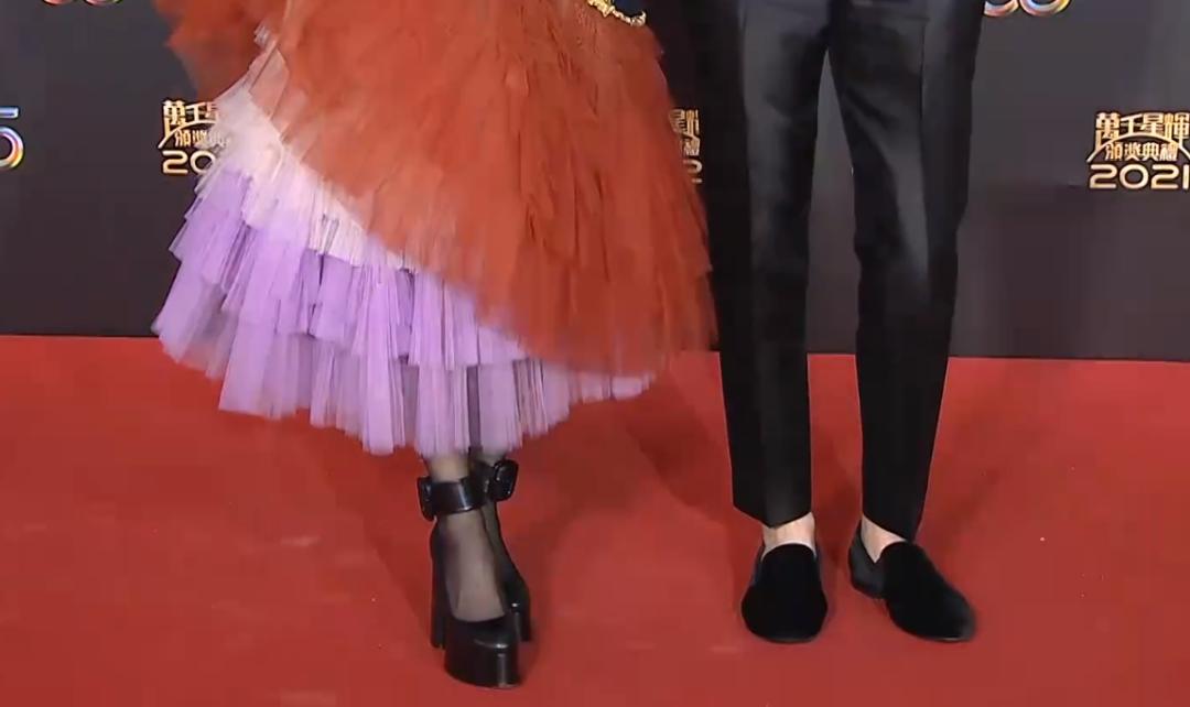 tvb花旦钟嘉欣晒独自坐湖边照,台庆tvb钟嘉欣马国明是哪一期