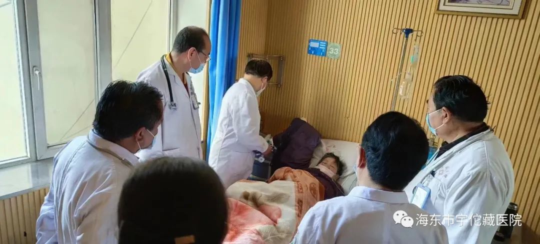 青海日报报道的：“好曼巴”的仁心就是海东市宇佗藏医院院长洛桑