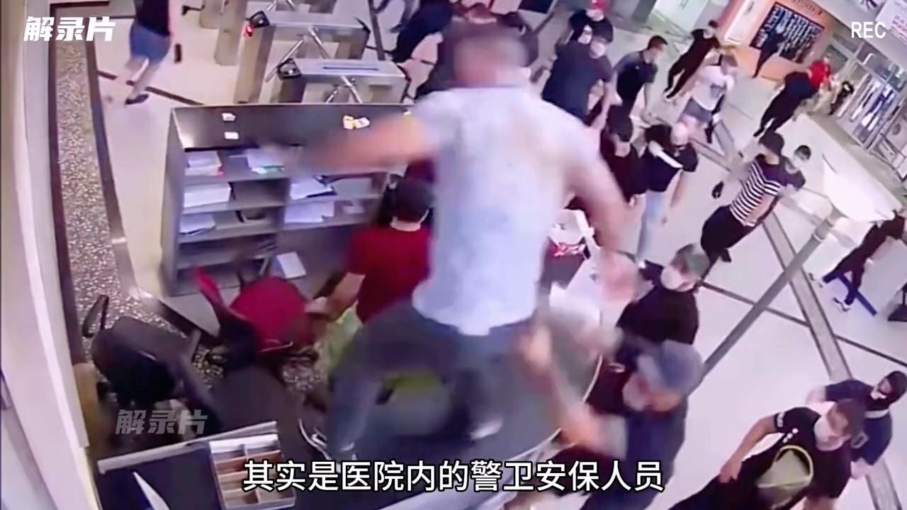 警察处置医闹事件流程视频,监控下的一幕真实视频暖心