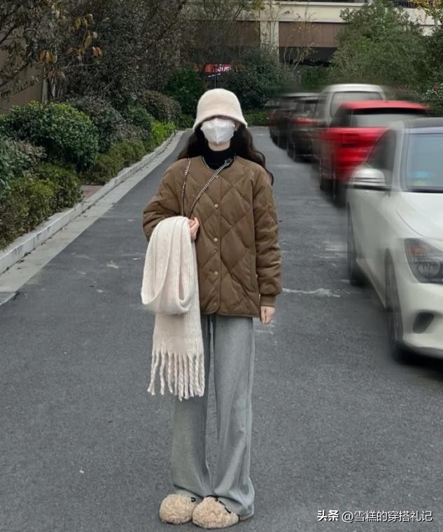 短靴已经失宠了！今年流行“毛毛鞋”，搭阔腿裤，简直是天生一对