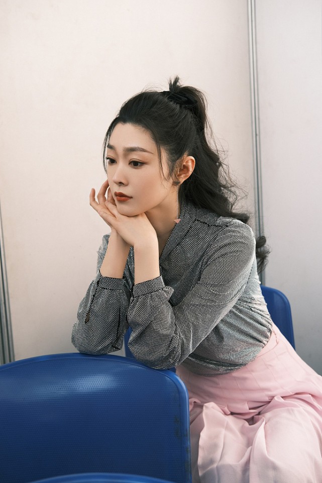 宋轶粉色衬衫配工装裤,宋轶太美了穿黄裙温柔减龄