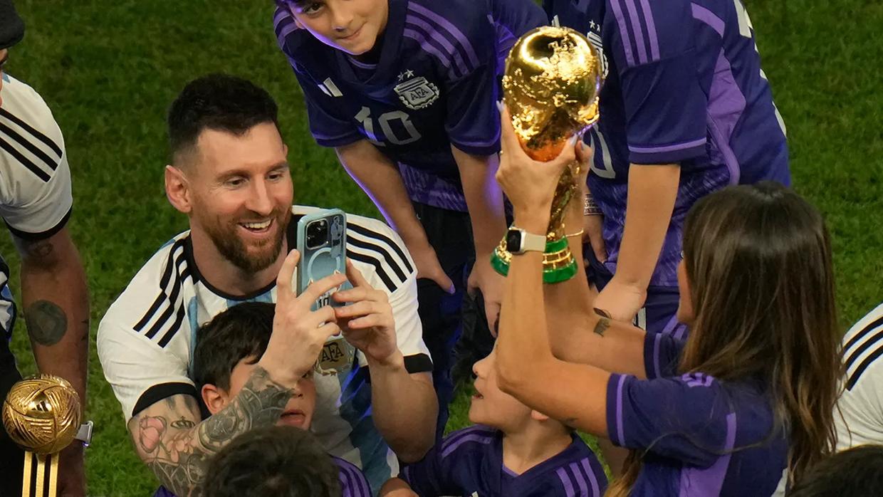 太甜了梅西与妻子在机场深情拥吻,梅西9岁时对她一见钟情