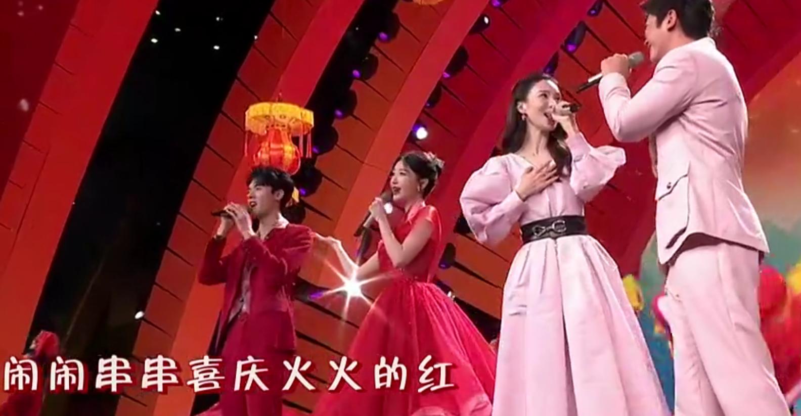 宋轶央视春晚公主半扎发,宋轶春晚服装