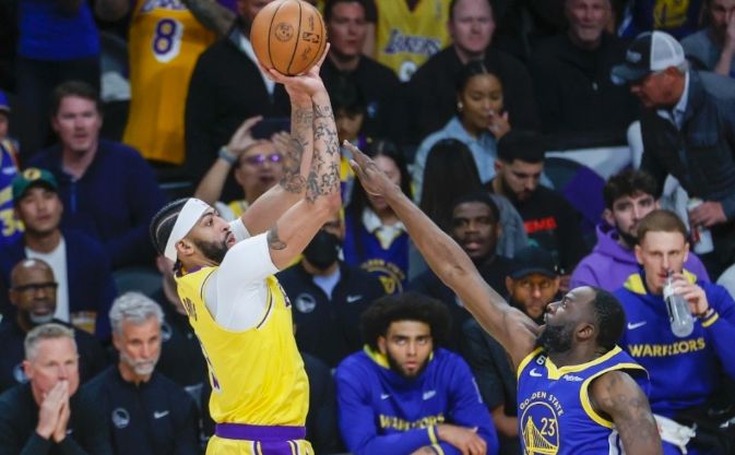 曝维金斯左肋骨软骨骨折疑受伤一幕曝光空中被詹皇推倒