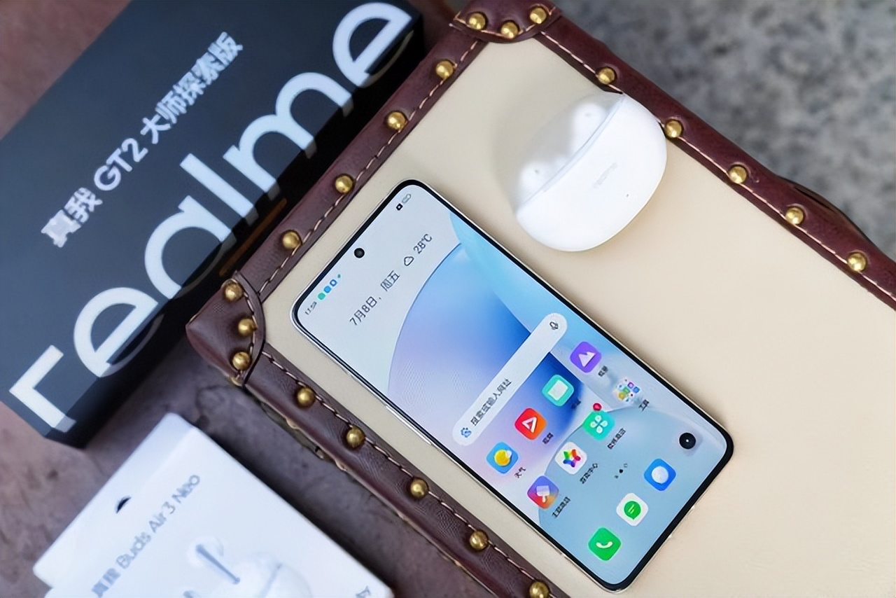 真我大师探索版gt2对比iqoo10,真我gt2和真我gt大师探索版跑分