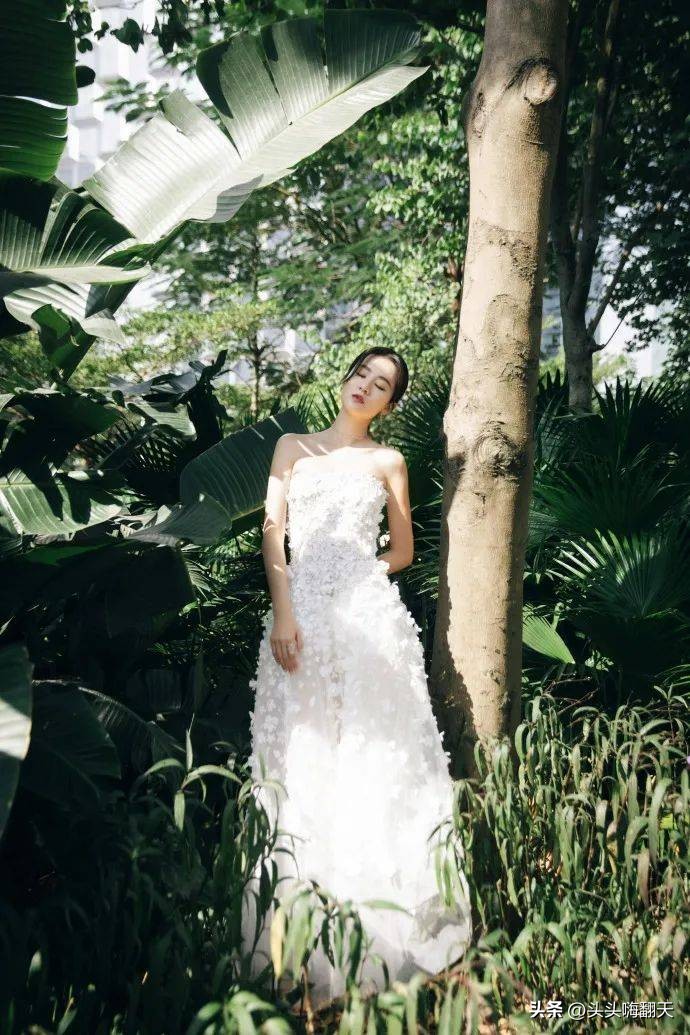 乔欣穿白色吊带裙仙气飘飘,乔欣抹胸白裙浪漫优雅写真