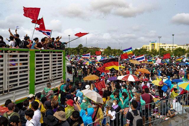 泰国国王和军方谁说了算,泰国国王有权指挥军队吗