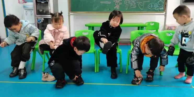 幼儿园入园准备物品清单动画,幼儿园新生入园必备物品清单图片