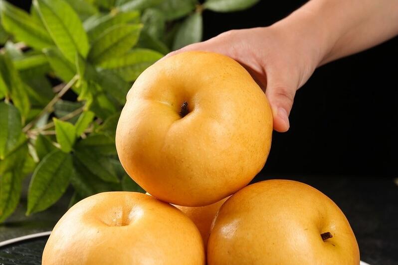 一*爆口**汁的秋月梨，是什么味道？它凭啥那么贵？背后有3个原因