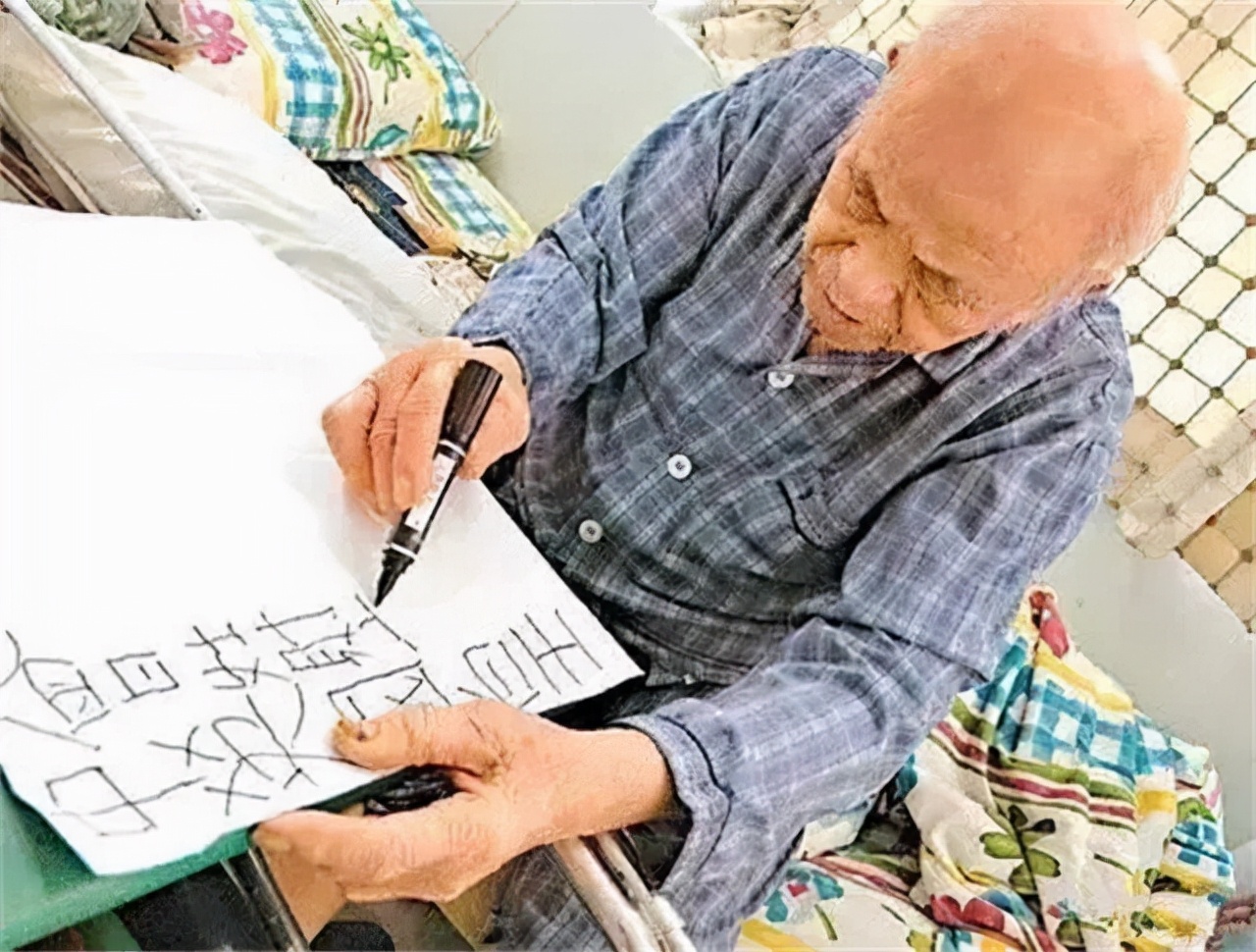 “九龙皇帝”曾灶财：称香港是自家封地，坚持涂鸦宣示主权50多年