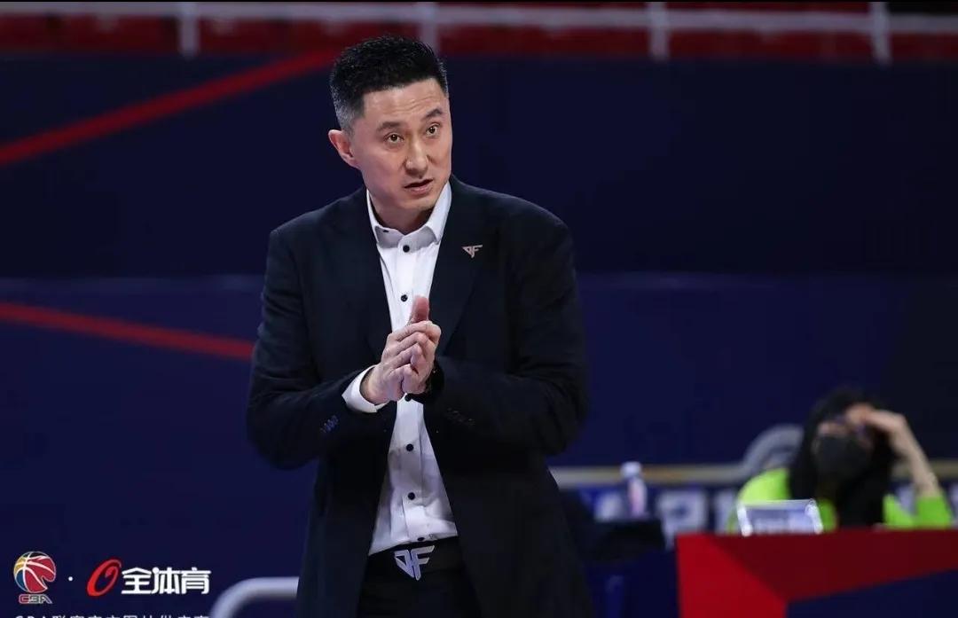 威姆斯更衣室安慰杜锋,威姆斯泪流告别球迷