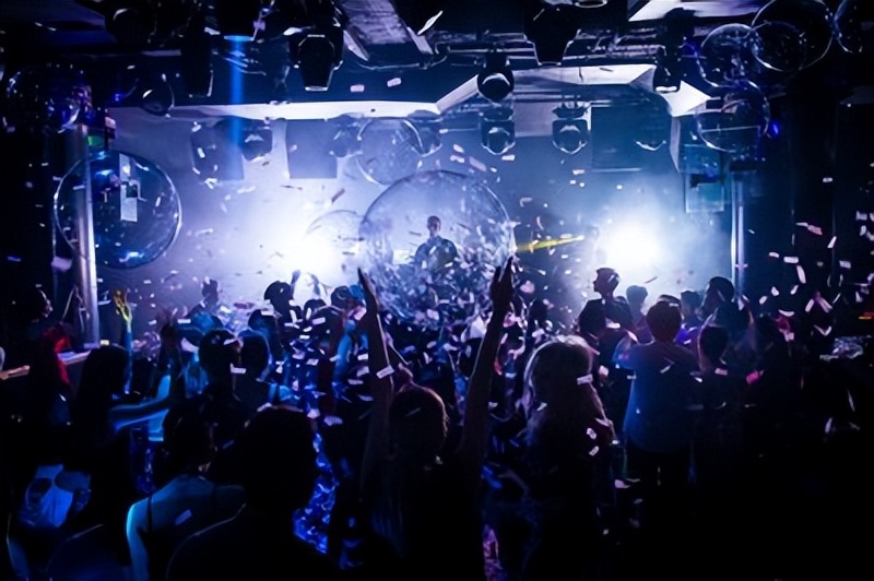 殴打球迷、收买对方球员、26年0进球，他为何敢自称巴西球王？